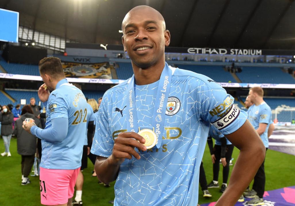 Fernandinho Astaafu Soka Rasmi Akiwa na Umri wa Miaka 40